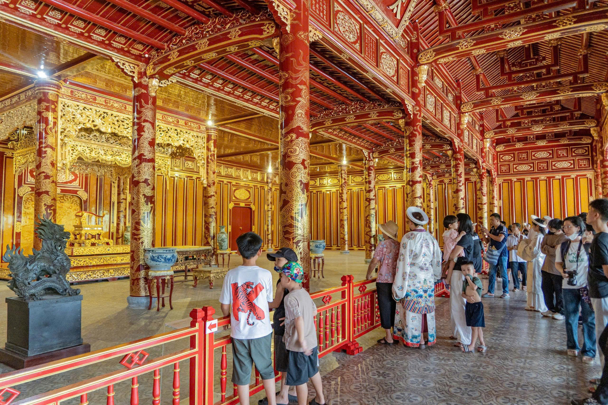 Du khách tham quan đứng trước làn phân cách và nhìn vào trong. 4.jpg