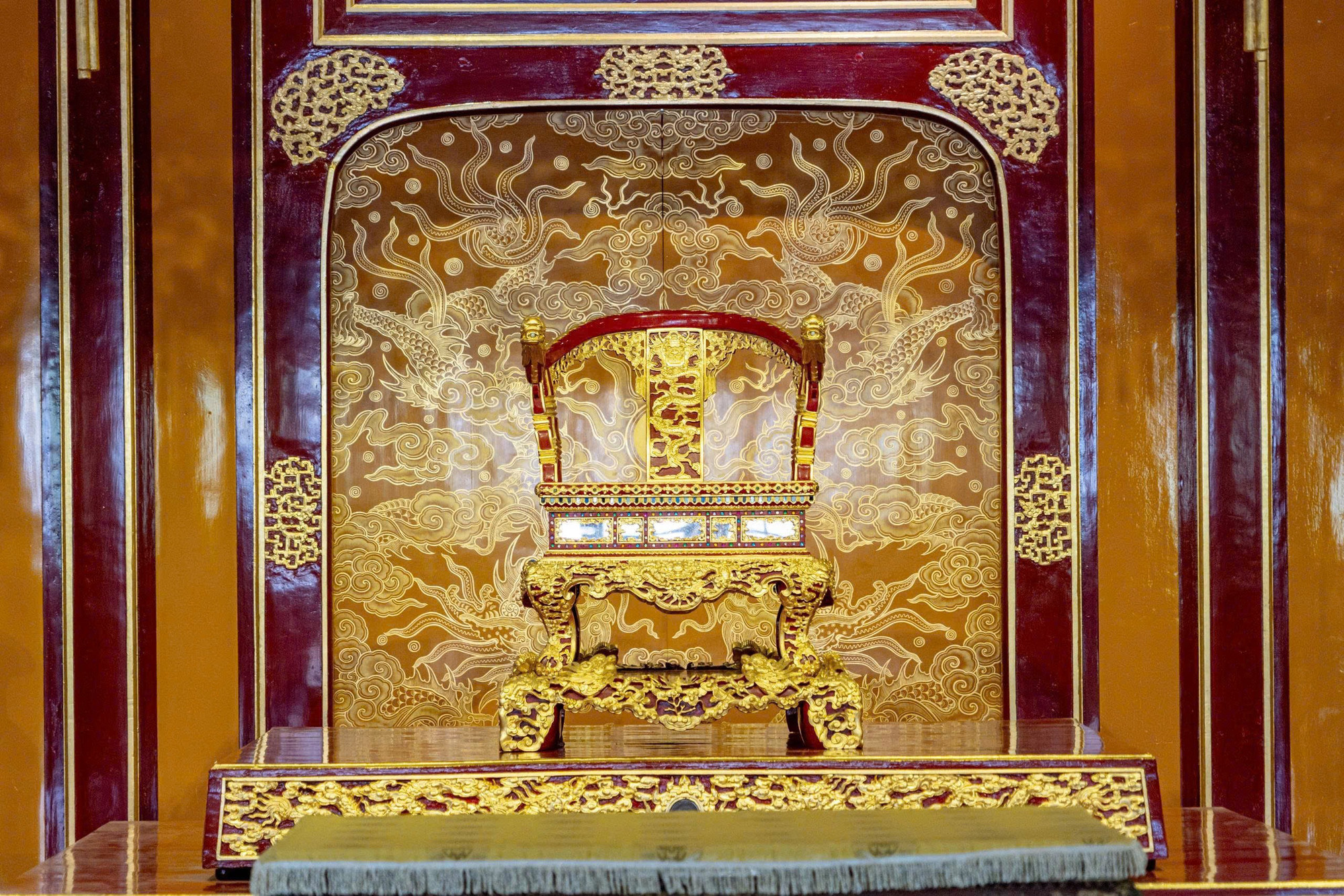 Ngai vàng phiên bản thay thế được sơn son, thếp vàng thật. 3.jpg
