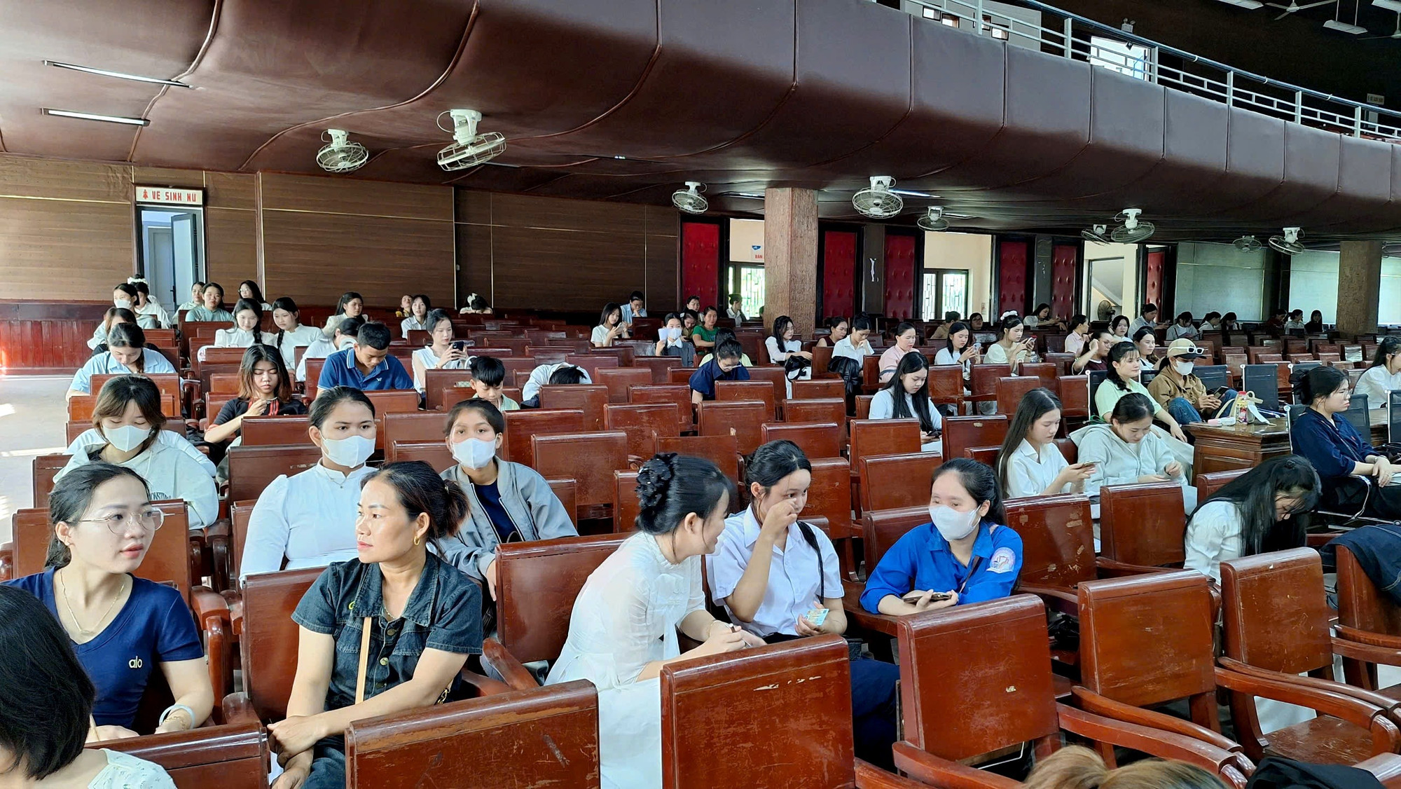 Đặc biệt, giảng đường rộng rãi, thoáng mát cũng được bố trí để phụ huynh có thể nghỉ ngơi trong thời gian chờ đợi con em hoàn thành bài thi. z6772961333313-738ad5519330ffb927412dfe3fbb99b2.jpg