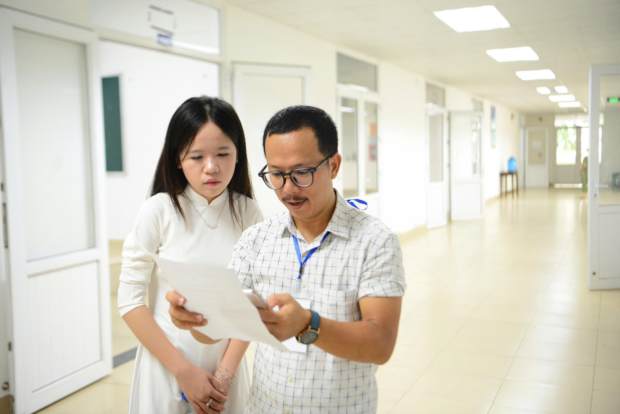 Các giám thị giải đáp thắc mắc từ thí sinh. Do đặc thù của ngành Giáo dục Mầm non và Sư phạm Âm nhạc nên hầu hết thí sinh dự thi đều là nữ sinh. z6772949475538-739a2b537bc9ace40f6163b70aaa4bdf.jpg