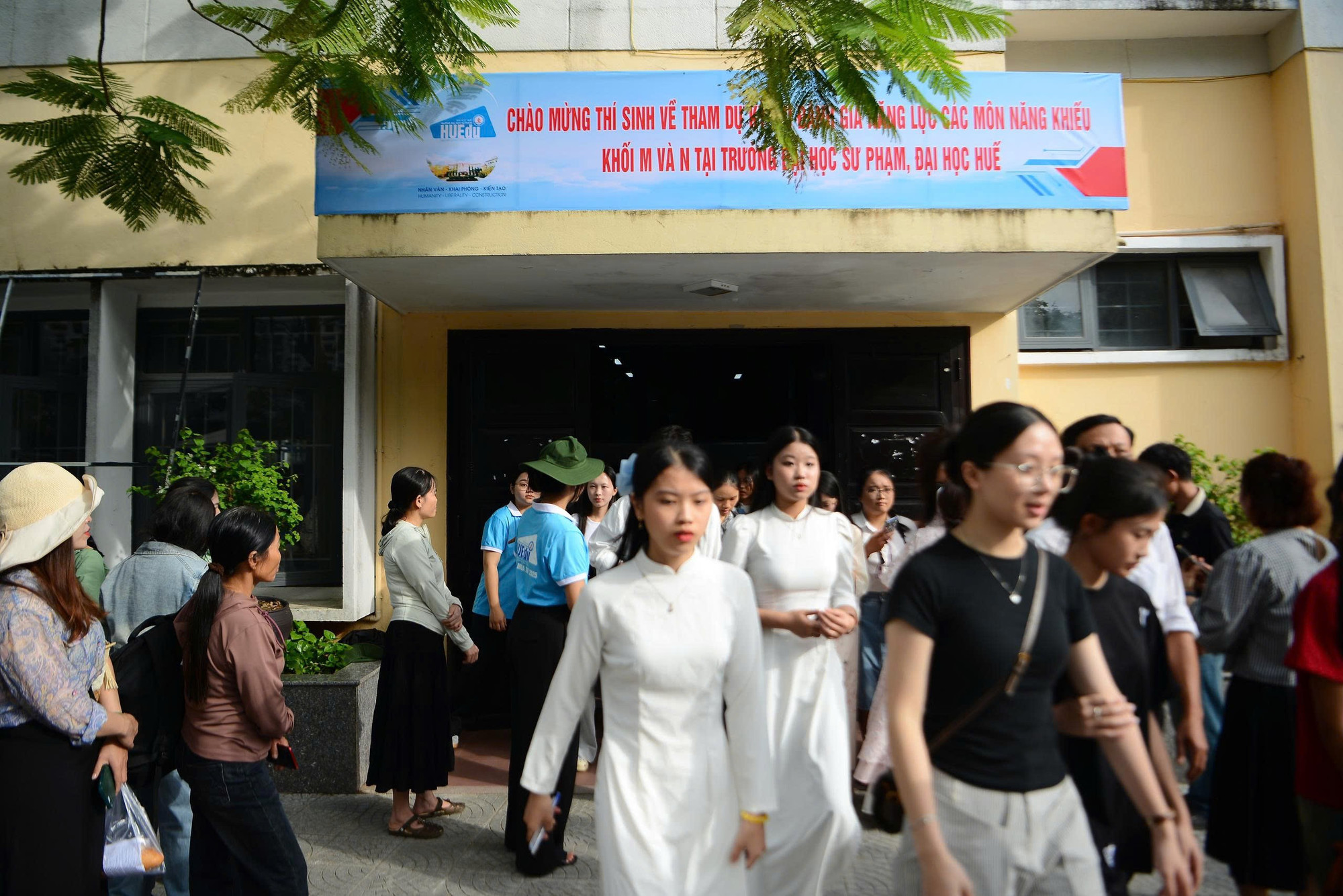 Hơn 800 thí sinh đến từ nhiều tỉnh, thành phố trên cả nước về tham dự Kỳ thi với nguyện vọng xét tuyển vào ngành Giáo dục Mầm non và Sư phạm Âm nhạc. z6772949464461-e092c8a7f5a26975ec4902e5ab971d1b.jpg
