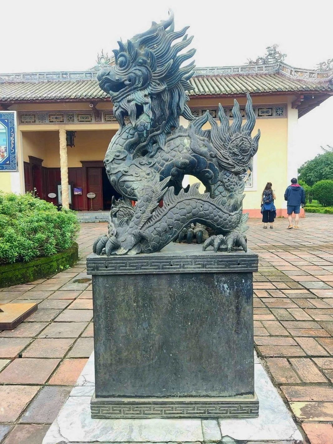 Tượng rồng là đỉnh cao của sự tích hợp, mô phỏng hình dáng chiếc “kim ấn bảo tỉ”. Hiện cặp tượng đặt ở Nhà hát cung đình Duyệt Thị Đường, Đại Nội Huế. (Ảnh: Bảo Minh). 13-2.jpg