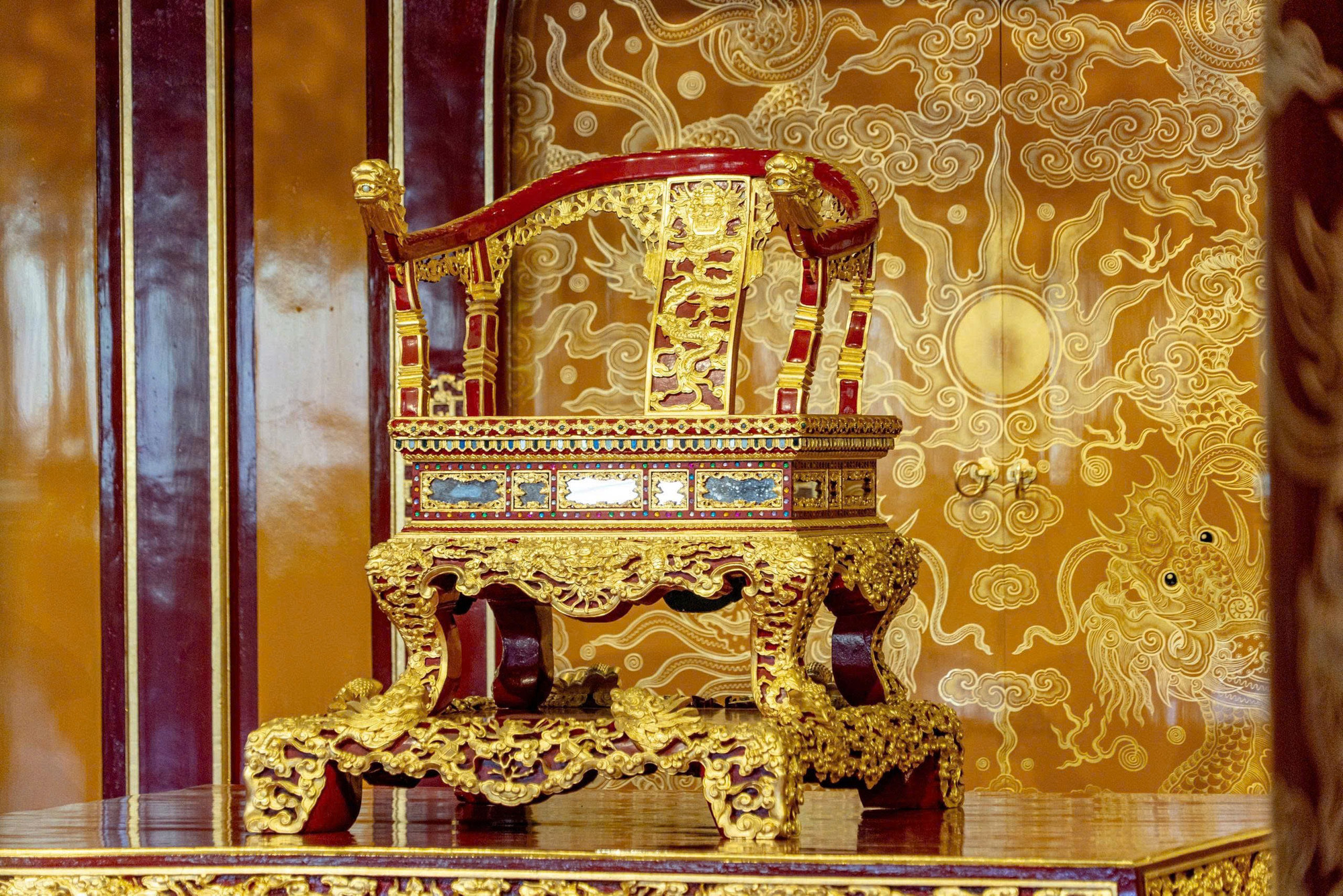 Chiếc ngai vàng phục chế được đặt tạm ở vị trí cũ trong Điện Thái Hòa, thay thế Ngai vàng - Bảo vật quốc gia vừa bị kẻ xấu phá hoại. 1.jpg