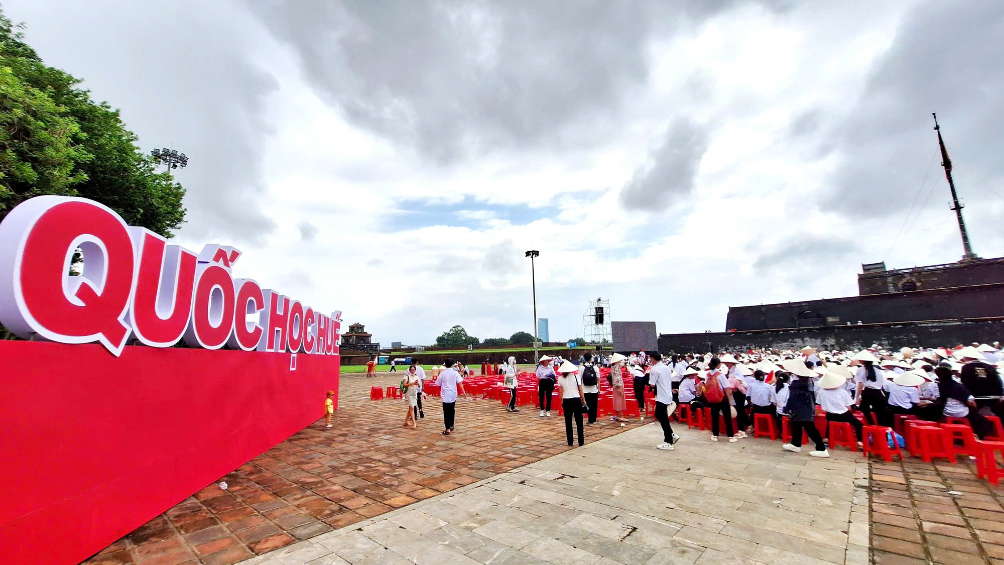 Lần đầu tiên, cầu truyền hình tại Thừa Thiên Huế được đặt ở Quảng trường Ngọ Môn với sự tham dự của rất nhiều học sinh cổ vũ. z5921703033382-41005904896d5450251229bda90fd821-4423.jpg