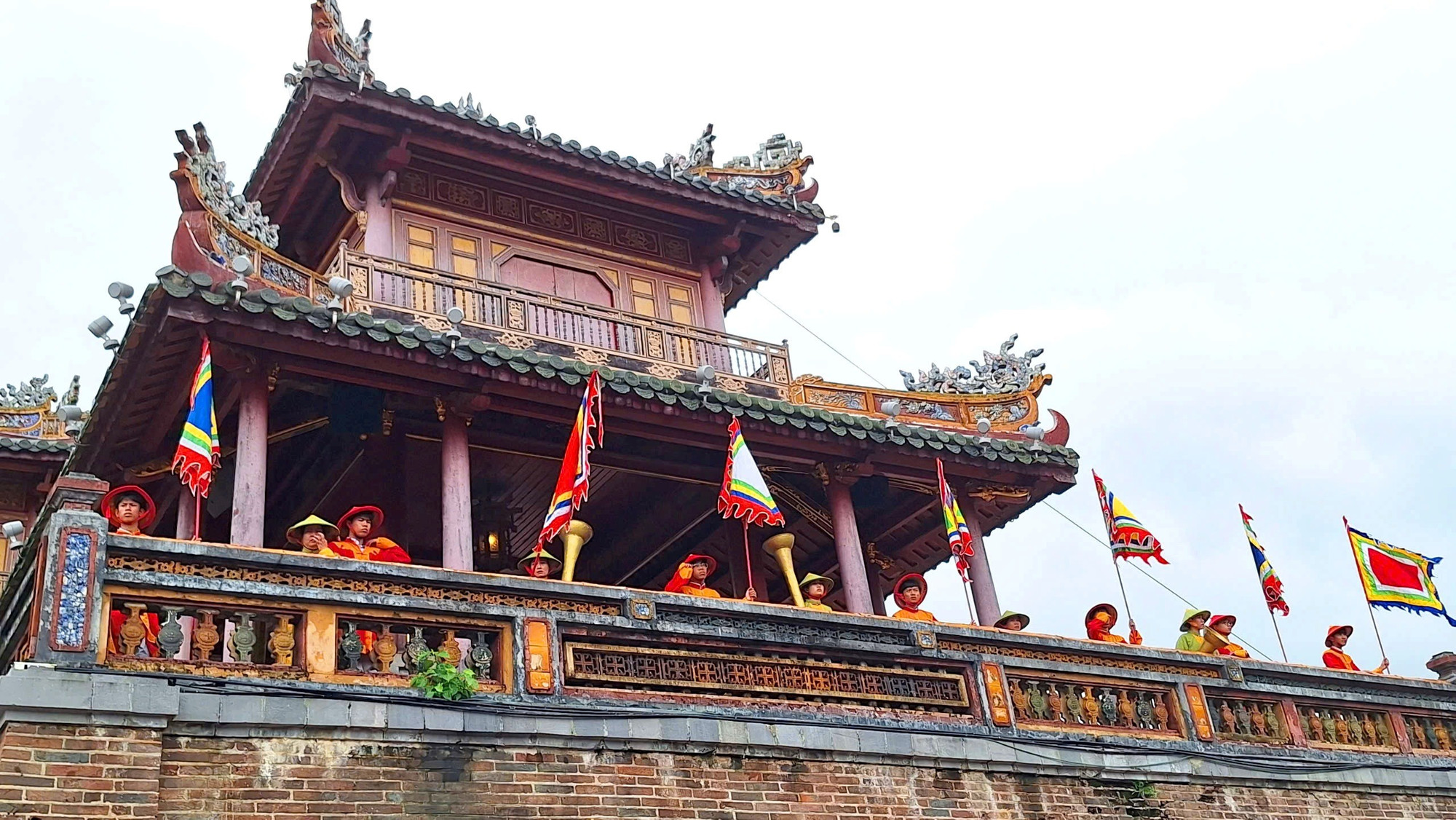 Phía đối diện là Ngọ Môn được xếp đặt nhiều lính canh cầm cờ quạt, kèn là các học sinh đóng vai. z5921727375364-e96831447ed6f1f511aa4da195f72a97-6362.jpg