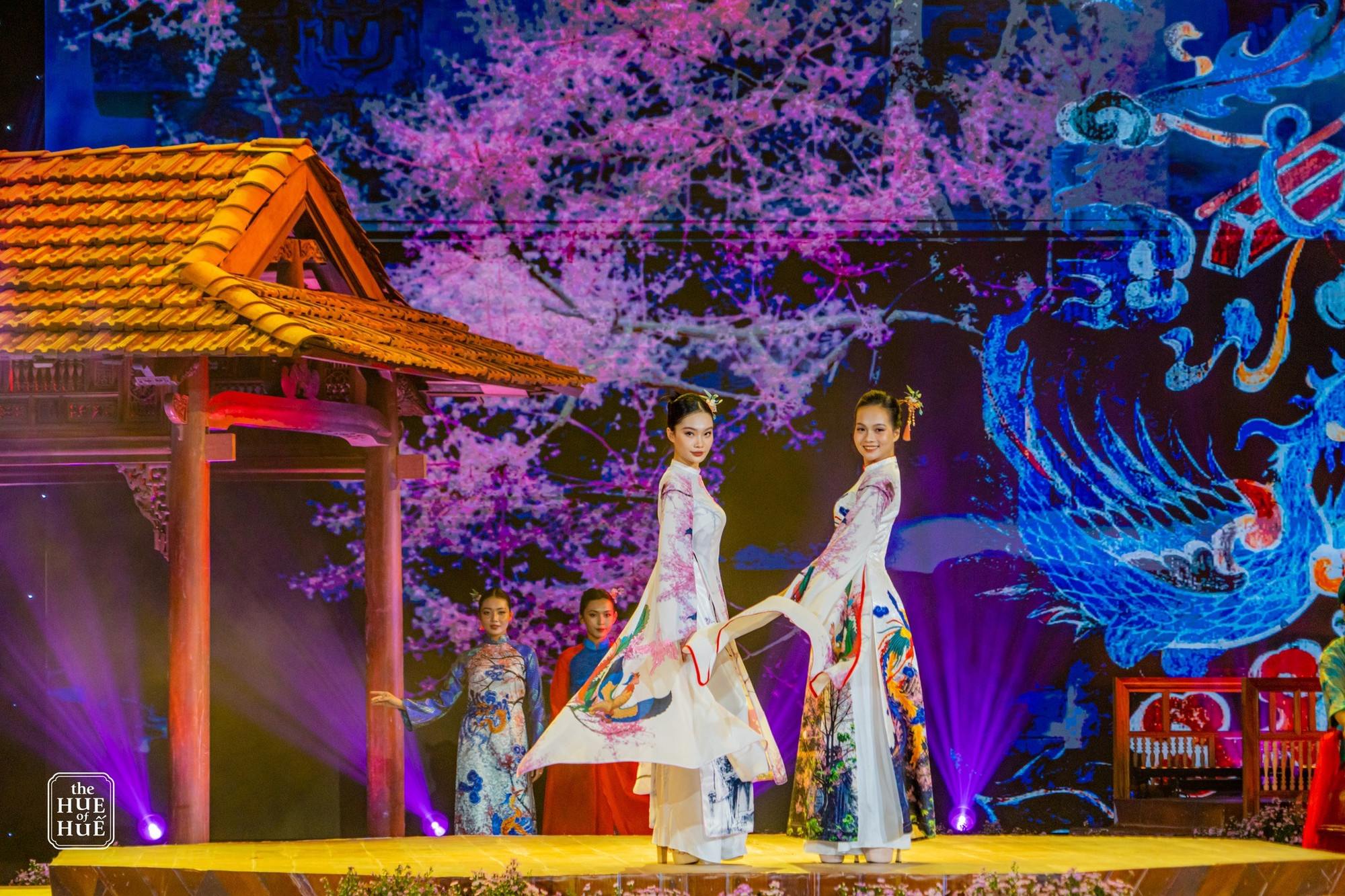 Lễ hội Áo dài tôn vinh "Tri thức dân gian may, mặc áo dài Huế" vừa được đưa vào danh mục di sản văn hóa phi vật thể quốc gia, hướng tới việc đề nghị UNESCO ghi danh Áo dài là Di sản văn hóa phi vật thể của nhân loại. 8.jpg
