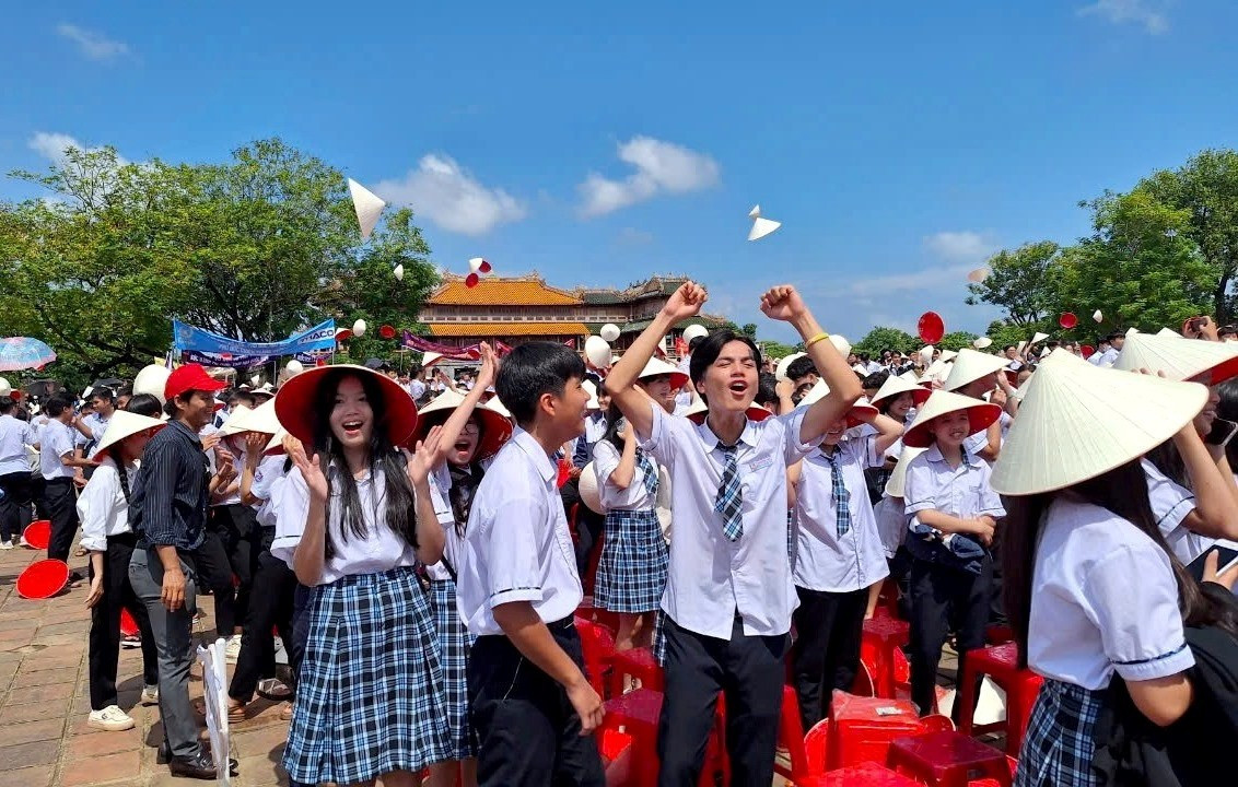 Các học sinh tưng bừng ăn mừng. z5924924545862-07a4832a09b7edbae48dfd4ed0645ffe-4406.jpg