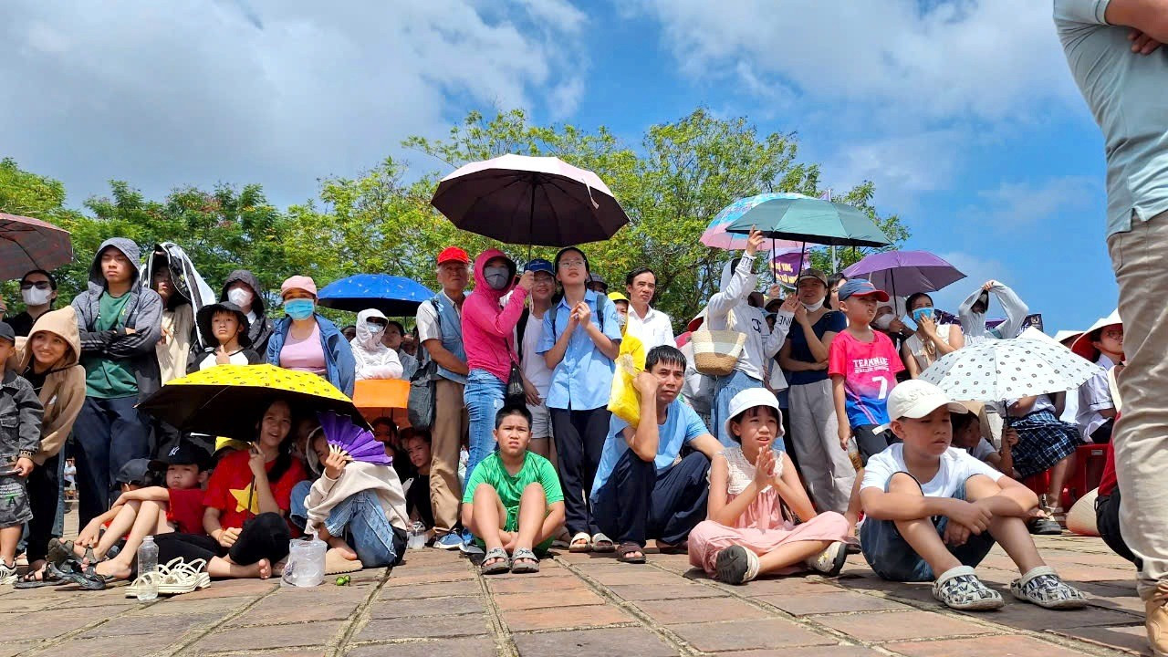 Nhiều em nhỏ cũng cổ vũ và hồi hộp không kém. z5924924568314-bb11ec77fae11b31aede09199b158688-8182.jpg