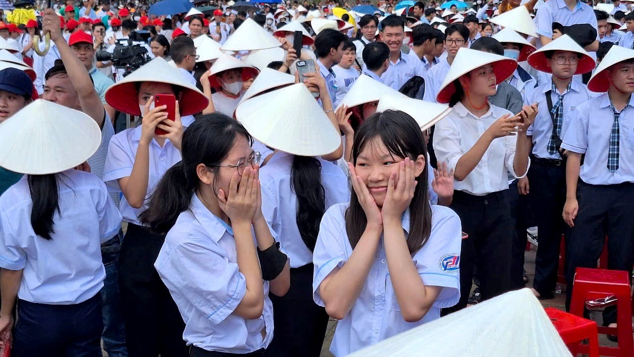 Hay e ấp kiểu con gái Huế. z5924924531605-a8361b3875f1f351d76079877ebdc740-6805.jpg