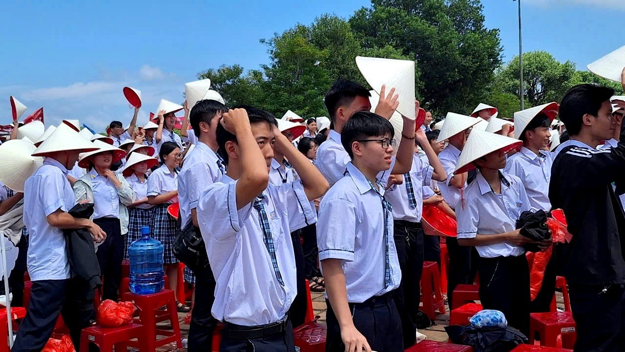 Căng thẳng trước giây phút quyết định. z5924924530155-9e1b2216ce70d02606acd7d4ee22de4e-9842.jpg