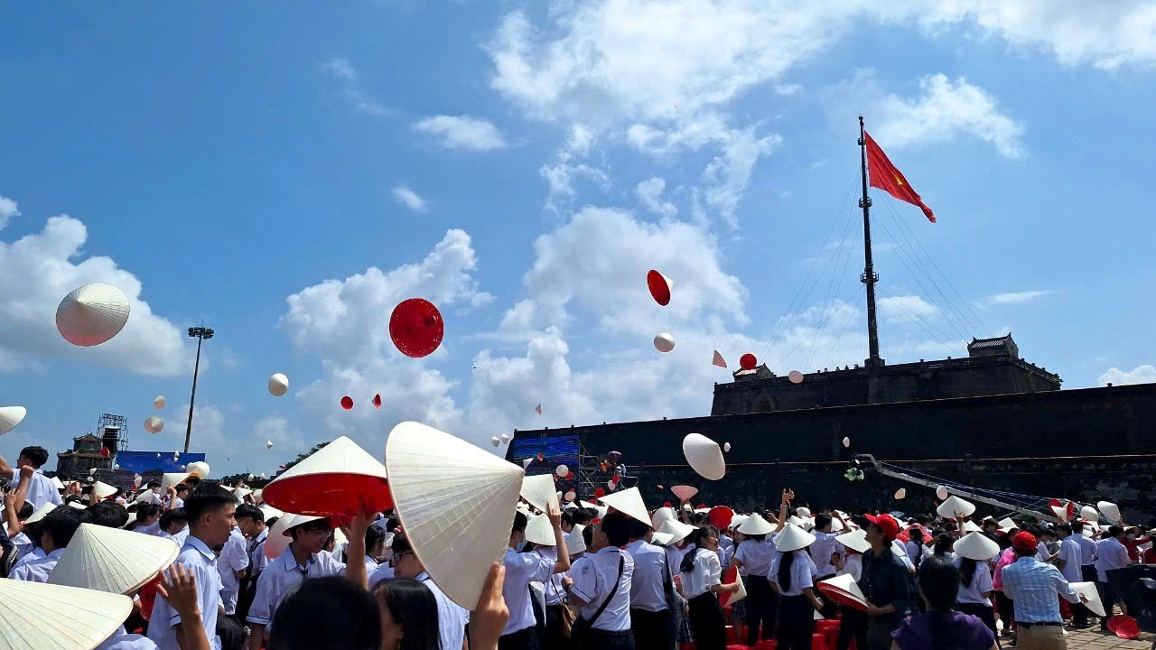 Nón tung bay cả Quảng trường Ngọ Môn. (Ảnh: Đại Dương) z5924924533693-acb43081501454a86a1d2c27b41f9fac-5944.jpg
