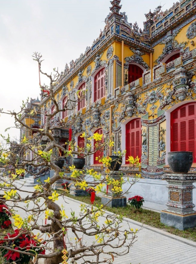 Theo tư liệu cũ, lịch sử hình thành Điện Kiến Trung trải qua nhiều giai đoạn. Ban đầu tại địa điểm này từng có 2 công trình, đó là lầu Minh Viễn (1827), rồi đến lầu Du Cửu (1913) dưới thời vua Minh Mạng và Duy Tân. untitled4.jpg