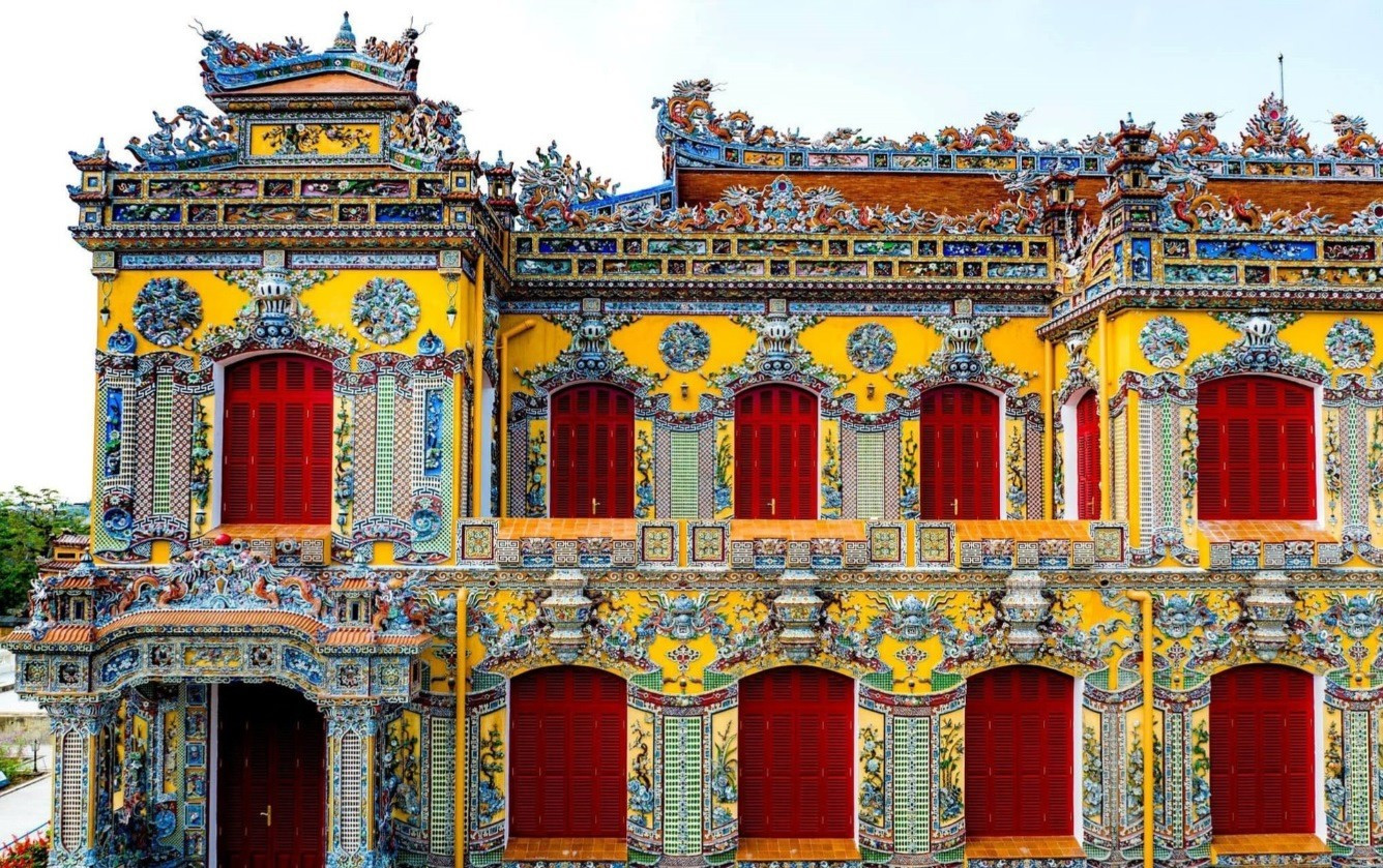 Đến thời vua Khải Định đã cho xây mới Điện Kiến Trung chỉ trong 2 năm từ 1921 đến 1923. Vua Bảo Đại sau đó đã tu sửa ngôi điện, tân trang tiện nghi theo phong cách phương Tây và là nơi ở gia đình vua Bảo Đại. untitled3.jpg