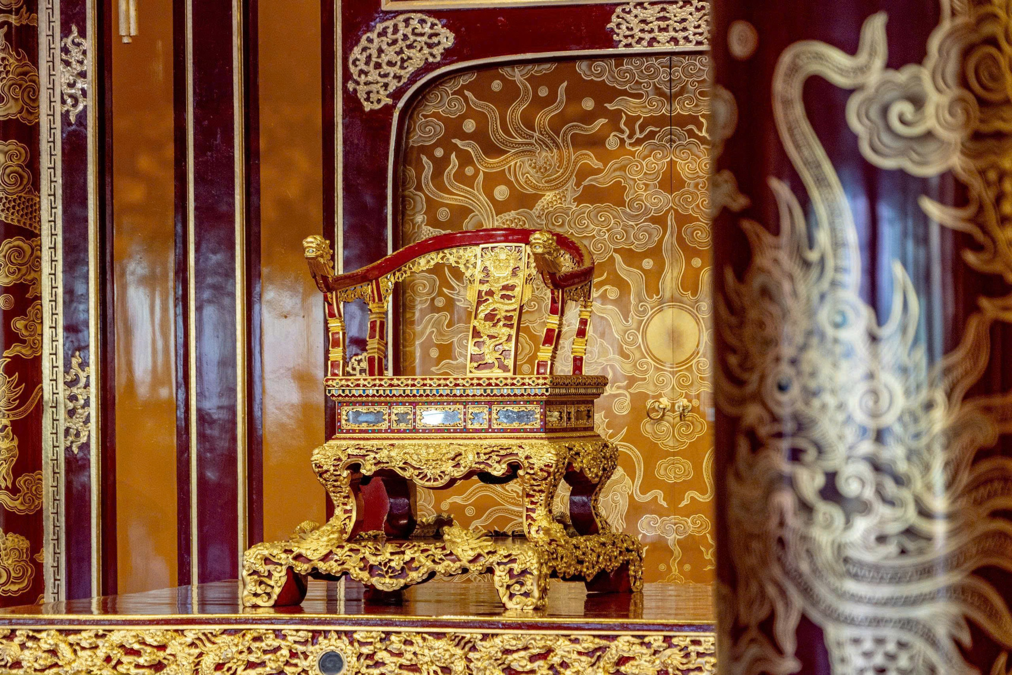Được biết, Ngai vàng phiên bản thay thế được nhiều nhóm nghệ nhân trong cả nước tiến hành làm công phu cách đây 5 năm trước, nhìn không khác gì Ngai vàng - Bảo vật quốc gia. (Ảnh: T.T). 8.jpg