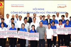 Sinh viên có hoàn cảnh khó khăn nhận học bổng từ Quỹ Khuyến học tỉnh Kiên Giang.