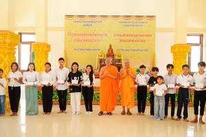 Ban tổ chức lớp học đã trao tặng quà cho các em học sinh.