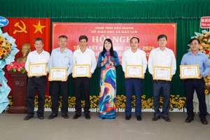 Giám đốc Sở GD&ĐT Hậu Giang khen thưởng cho các đơn vị đạt thành tích xuất sắc trong phong trào thi đua trong năm học 2023-2024.