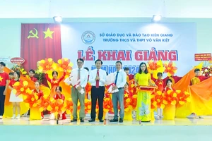 Bí thư Tỉnh ủy Kiên Giang, Đỗ Thanh Bình tặng hoa cho 2 nhà giáo ưu tú của Trường THCS và THPT Võ Văn Kiệt tại lễ khai giảng.