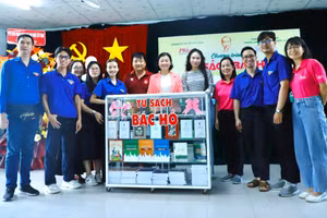 Tủ sách chắp cánh ước mơ với gần 300 đầu sách.