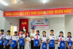 50 phần quà được trao tặng cho các em học sinh dân tộc Khmer.