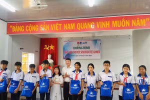 50 phần quà được trao tặng cho các em học sinh dân tộc Khmer.