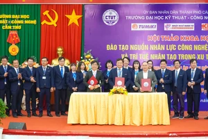 Trường ĐH Kỹ thuật - Công nghệ Cần Thơ ký kết bản ghi nhớ hợp tác với các doanh nghiệp tại hội thảo.