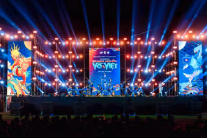 Học sinh, sinh viên FPT trong một tiết mục võ nhạc được dàn dựng công phu.