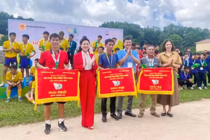 Đoàn Đồng Tháp nhận Cờ hạng Nhất môn Bóng đá.