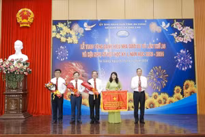 Sở GD&ĐT tỉnh An Giang đón nhận cờ thi đua năm học 2022 - 2023.