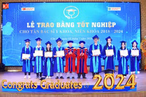 Trường ĐH Nam Cần Thơ trao bằng tốt nghiệp bác sĩ y khoa khóa đầu tiên.