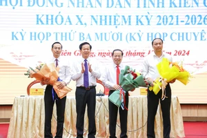 Bí thư Tỉnh uỷ Kiên Giang Đỗ Thanh Bình (thứ 2 từ trái sang) tặng hoa cho ông Nguyễn Thanh Nhàn (bên trái), ông Mai Văn Huỳnh (thứ 3 từ trái sang) và ông Lâm Minh Thành (bên phải).