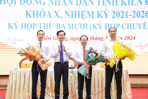 Bí thư Tỉnh uỷ Kiên Giang Đỗ Thanh Bình (thứ 2 từ trái sang) tặng hoa cho ông Nguyễn Thanh Nhàn (bên trái), ông Mai Văn Huỳnh (thứ 3 từ trái sang) và ông Lâm Minh Thành (bên phải).