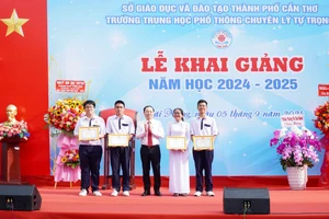 Bí thư Thành ủy Cần Thơ khen thưởng cho các học sinh đạt thành tích cao Tin học trẻ cấp quốc gia. 