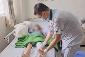 Bé gái bị kẹt gãy chân khi đi thang máy.