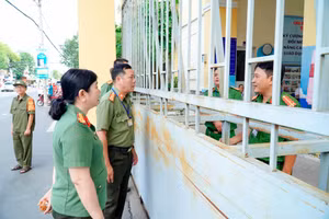 Đoàn kiểm tra Công an TP Cần Thơ thăm hỏi, động viên cán bộ, chiến sĩ làm nhiệm vụ bảo vệ an ninh trật tự tại điểm thi.