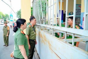 Đoàn kiểm tra Công an TP Cần Thơ thăm hỏi, động viên cán bộ, chiến sĩ làm nhiệm vụ bảo vệ an ninh trật tự tại điểm thi.