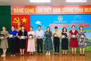 Lãnh đạo Sở GD&ĐT TP Cần Thơ và đại diện Ban ATGT TP Cần Thơ trao tặng mũ bảo hiểm cho các đại biểu.