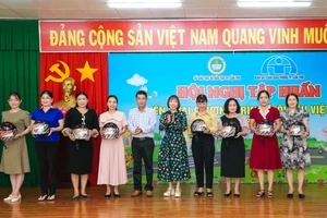 Lãnh đạo Sở GD&ĐT TP Cần Thơ và đại diện Ban ATGT TP Cần Thơ trao tặng mũ bảo hiểm cho các đại biểu.