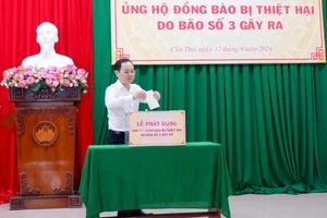 Ông Nguyễn Văn Hiếu, Bí Thư Thành ủy Cần Thơ ủng hộ tại lễ phát động.