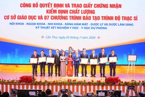 Lễ công bố chứng nhận đạt chuẩn kiểm định của Trường ĐH Y Dược Cần Thơ.