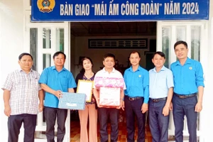 Ông Lê Thanh Phú, Phó Chủ tịch Thường trực LĐLĐ tỉnh Hậu Giang; ông Võ Quốc Thoại, Chủ tịch Công đoàn ngành Giáo dục tỉnh bàn giao nhà cho đoàn viên Nguyễn Thanh Sơn.