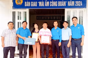 Ông Lê Thanh Phú, Phó Chủ tịch Thường trực LĐLĐ tỉnh Hậu Giang; ông Võ Quốc Thoại, Chủ tịch Công đoàn ngành Giáo dục tỉnh bàn giao nhà cho đoàn viên Nguyễn Thanh Sơn.