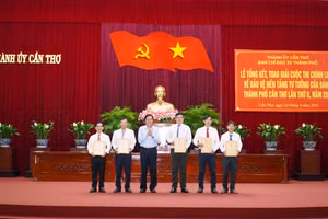 Các tác giả được trao giải Nhất của Cuộc thi.