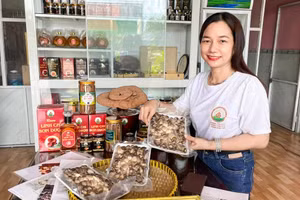 Chị Châu Thị Nương giới thiệu về các loại nấm sạch được trồng tại cơ sở.