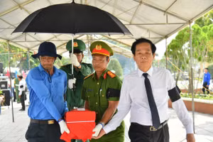 Ông Đỗ Thanh Bình, Bí thư Tỉnh ủy Kiên Giang tiễn đưa hài cốt liệt sĩ về nơi an táng.