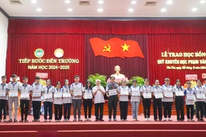 Đại tướng Phạm Văn Trà trao học bổng cho các sinh viên. 