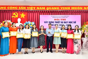 Ban tổ chức khen thưởng cho các đội tham gia Hội thi Xây dựng thiết bị dạy học số.