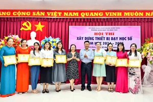 Ban tổ chức khen thưởng cho các đội tham gia Hội thi Xây dựng thiết bị dạy học số.