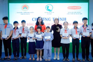 Chương trình trao tặng 100 suất học bổng.