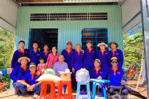 Các thành viên hội đi khắp các tỉnh, thành miền Tây để dựng nhà cho người nghèo.